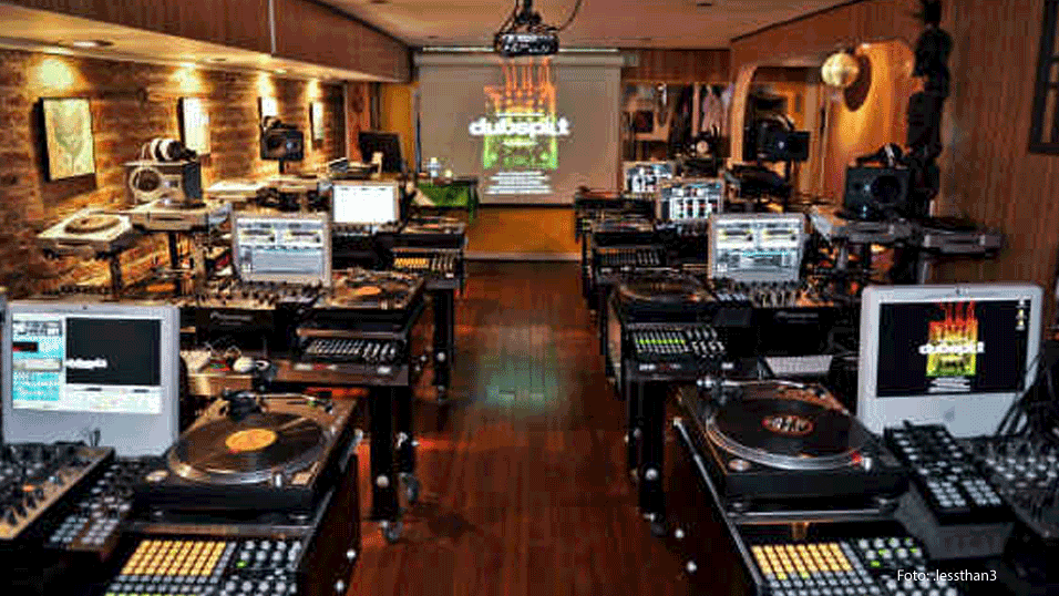 DJ School Bisnis di Balik Hiburan Malam